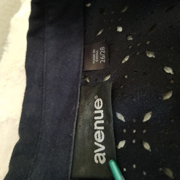 Avenue Women's Top Plus Size 26/28 Blue Long Sleeve Eyelet Button Up - Picture 5 of 8